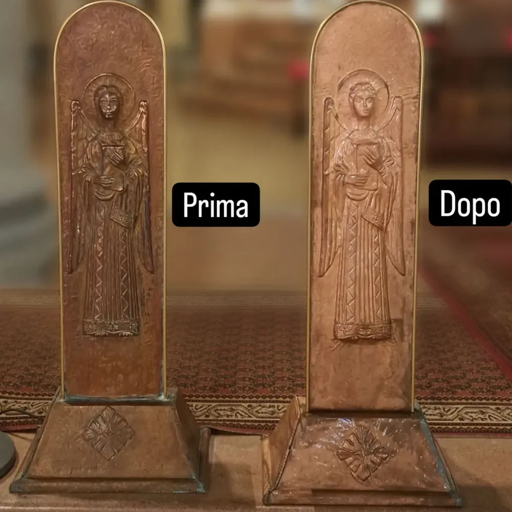 Due pannelli del leggio in rame con angelo a rilievo affiancati: a sinistra prima, a destra dopo il restauro