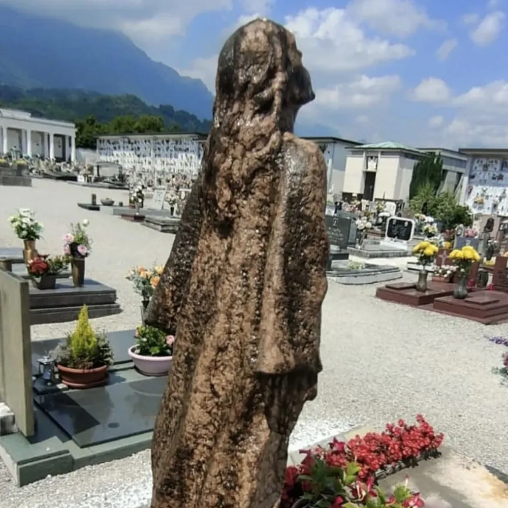 Statua in marmo di Franco Fiabane prima del restauro, annerita da sporco e colature