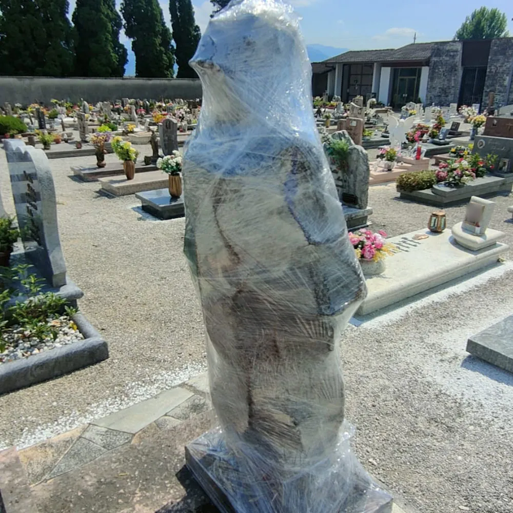 La statua avvolta in pellicola protettiva, pronta per l'intervento