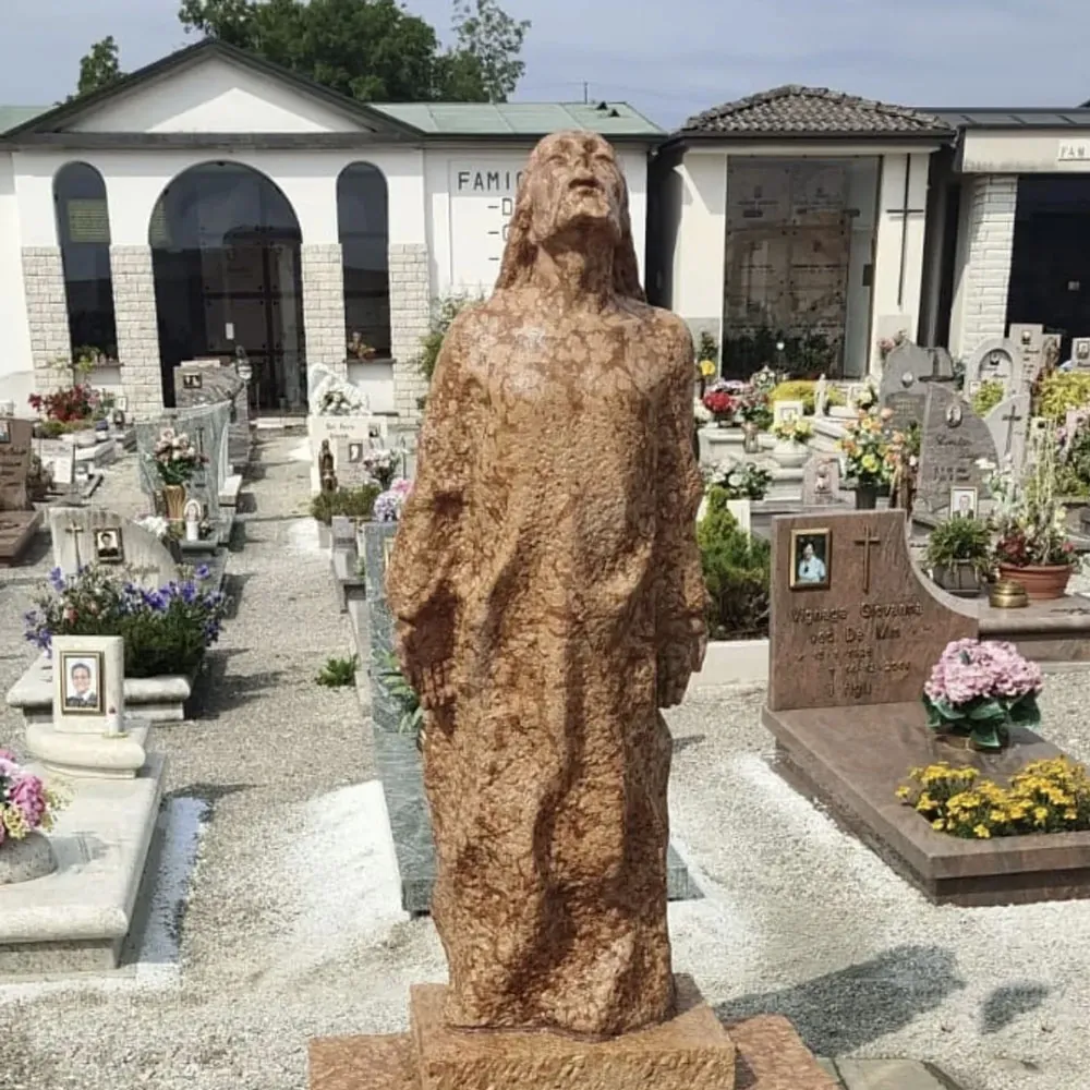 Statua in marmo di Franco Fiabane dopo il restauro, con il colore originale della pietra ritrovato